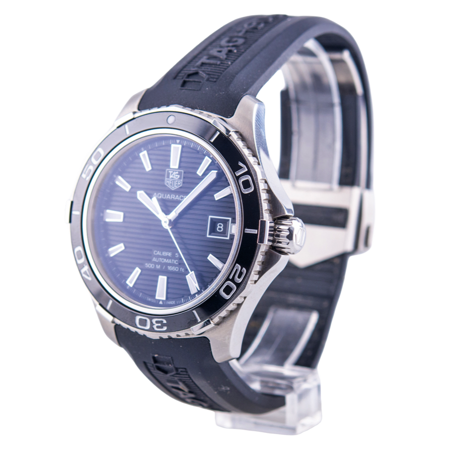 TAG Heuer Aquaracer Herrenuhr
in Edelstahl mit Automatikwerk. 
Zifferblatt schwarz-index