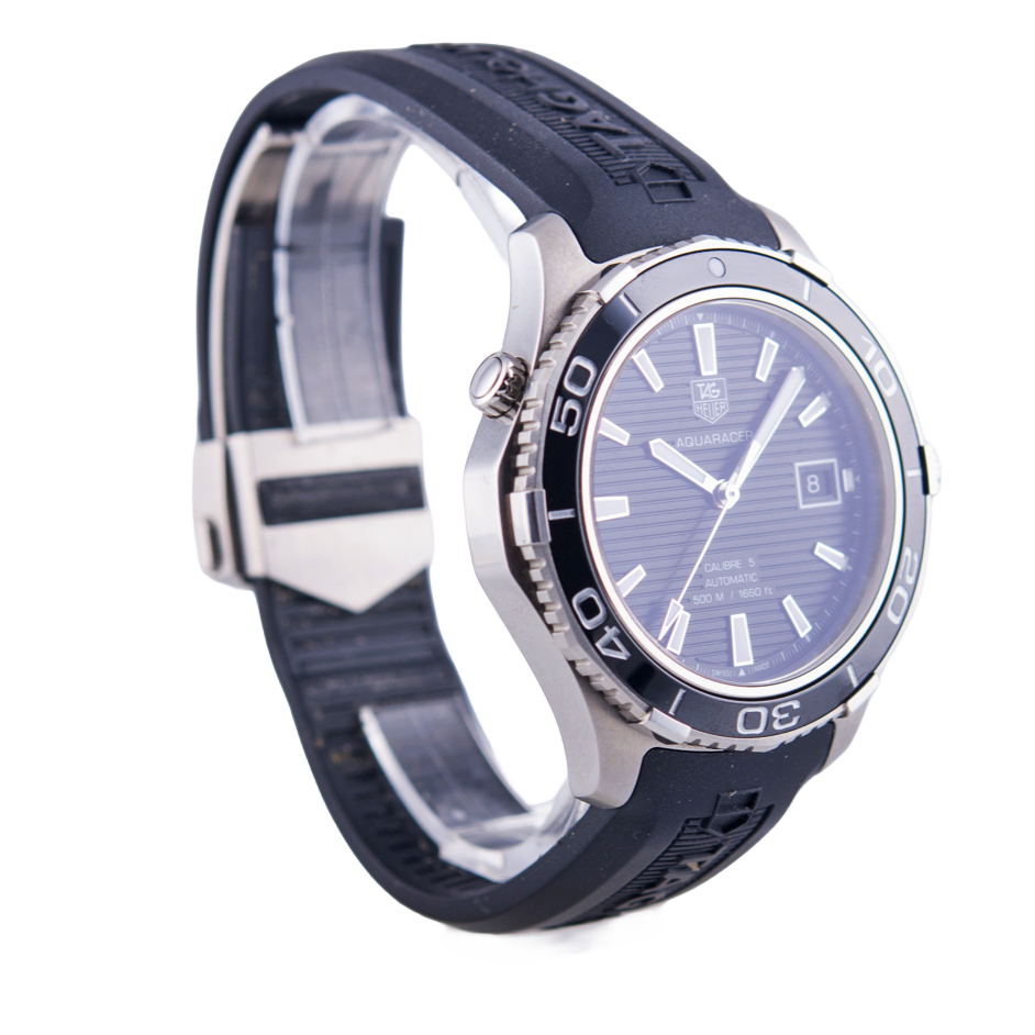 TAG Heuer Aquaracer Herrenuhr
in Edelstahl mit Automatikwerk. 
Zifferblatt schwarz-index