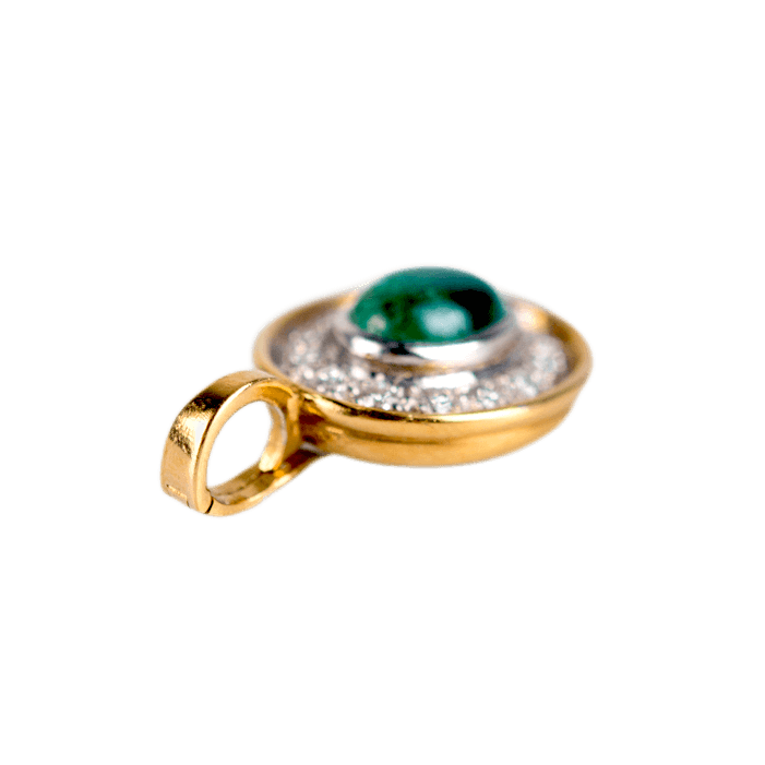 Anhänger an Klappöse in 750 Gelbgold, mit einem Smaragd-Cabochon und 14 Diamanten