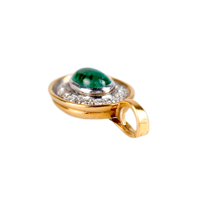 Anhänger an Klappöse in 750 Gelbgold, mit einem Smaragd-Cabochon und 14 Diamanten