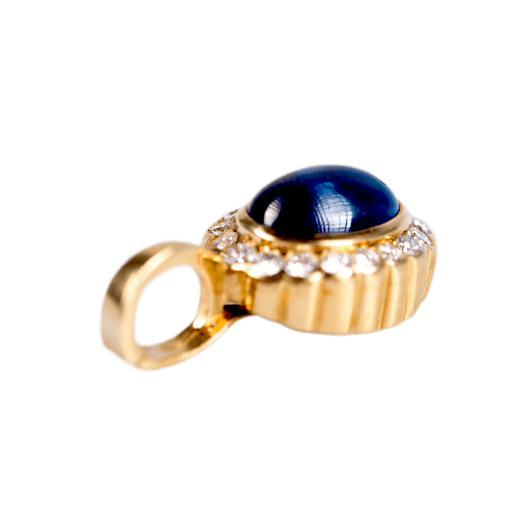 Anhänger an Klappöse in 750 Gelbgold mit einem Saphir Cabochon und 18 Diamanten im Brillantschliff
