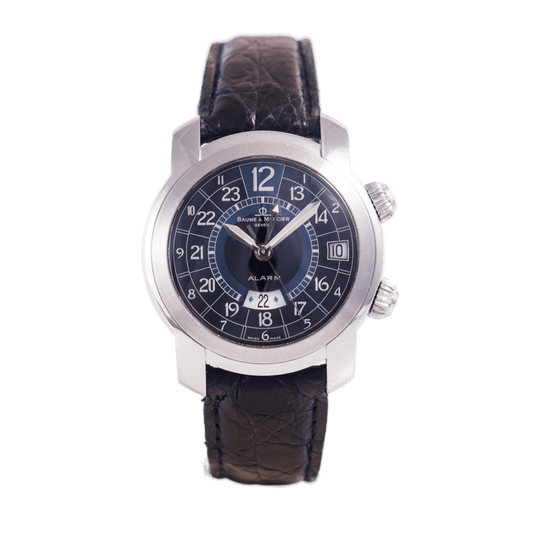 Baume & Mercier Capeland GMT Herrenuhr in Edelstahl mit Automatikwerk unter Sichtboden.
