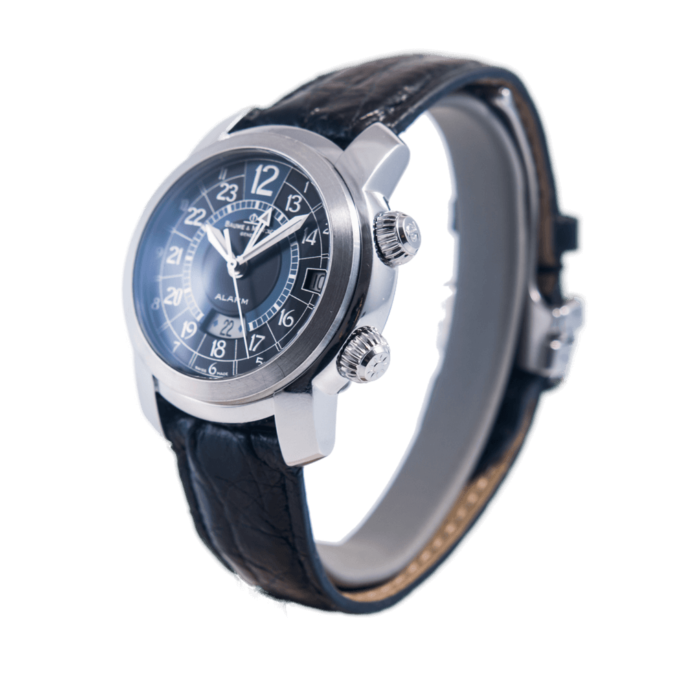 Baume & Mercier Capeland GMT Herrenuhr in Edelstahl mit Automatikwerk unter Sichtboden.