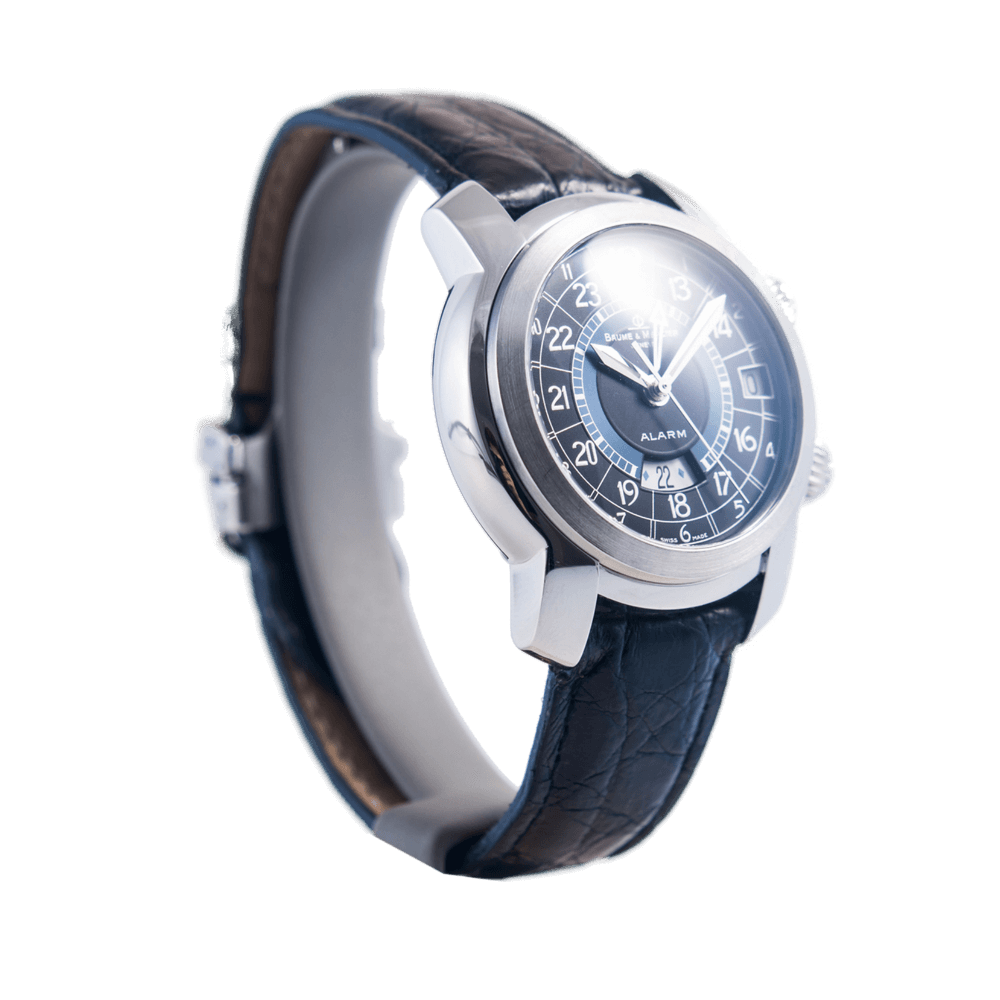 Baume & Mercier Capeland GMT Herrenuhr in Edelstahl mit Automatikwerk unter Sichtboden.