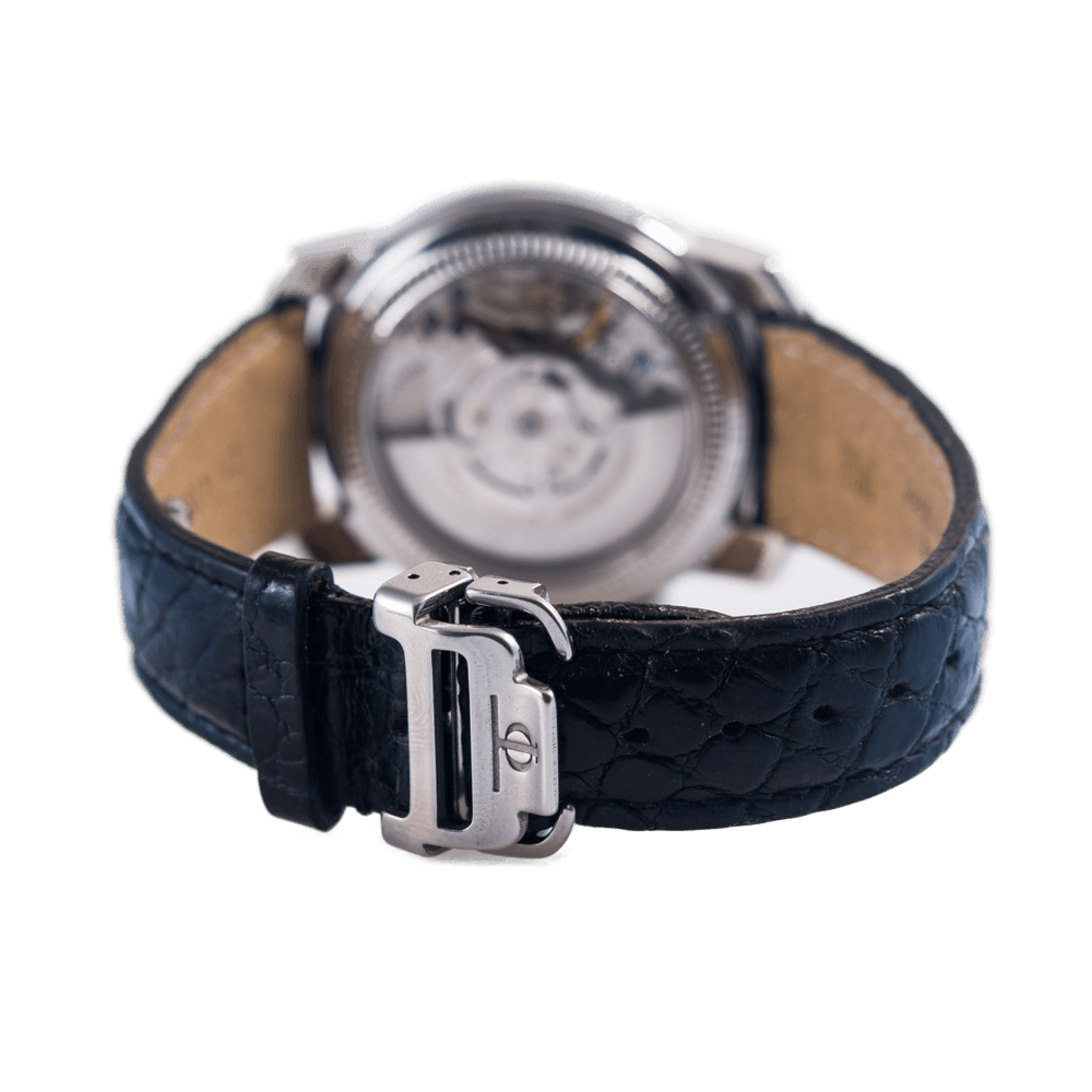 Baume & Mercier Capeland GMT Herrenuhr in Edelstahl mit Automatikwerk unter Sichtboden.