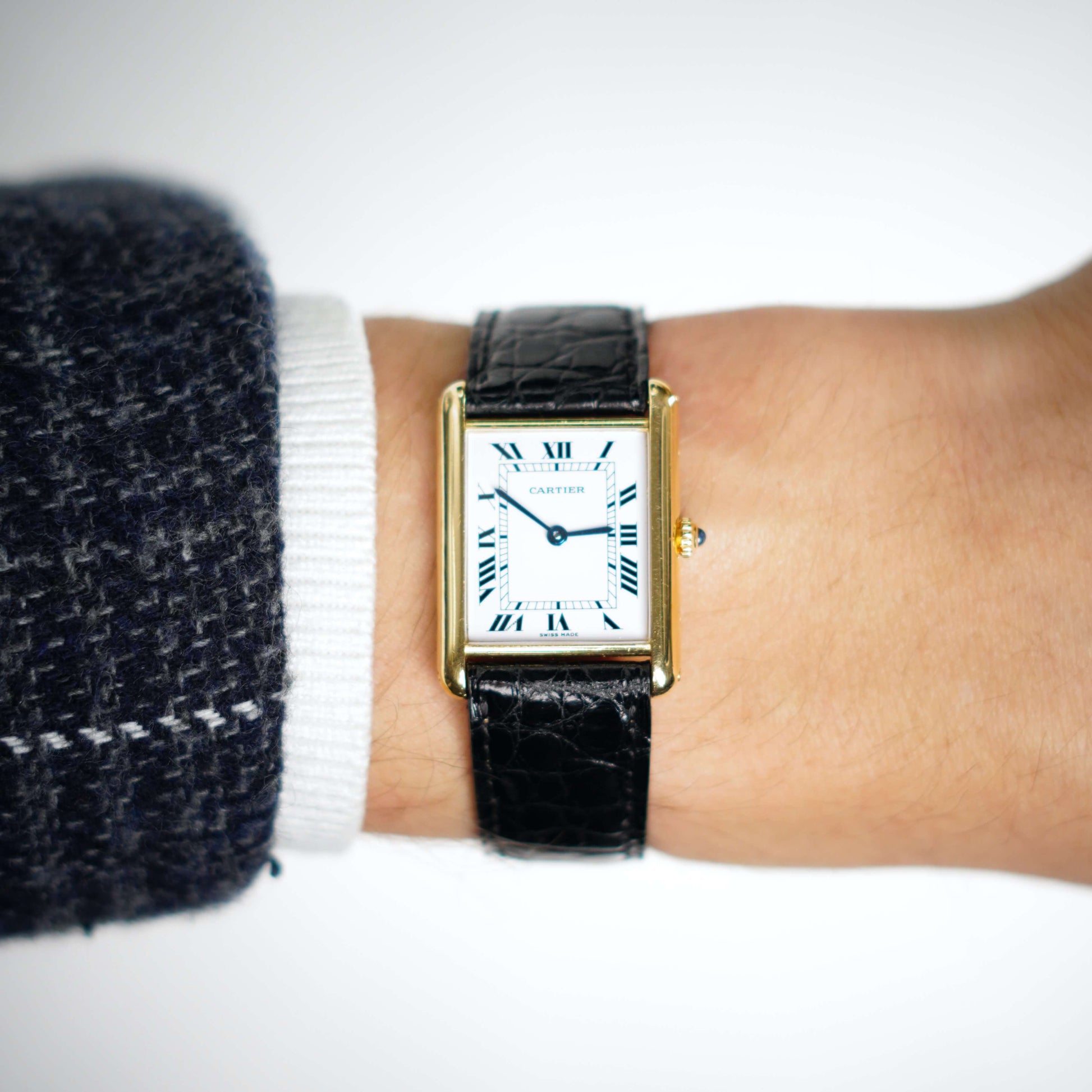 Cartier Tank Armbanduhr in 750 Gelbgold mit Quarzwerk. Weißes Zifferblatt mit römischen Ziffern