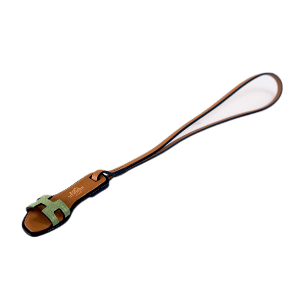 Hermès Accessoire Taschenanhänger "Oran" in der Farbe Vert Criquet