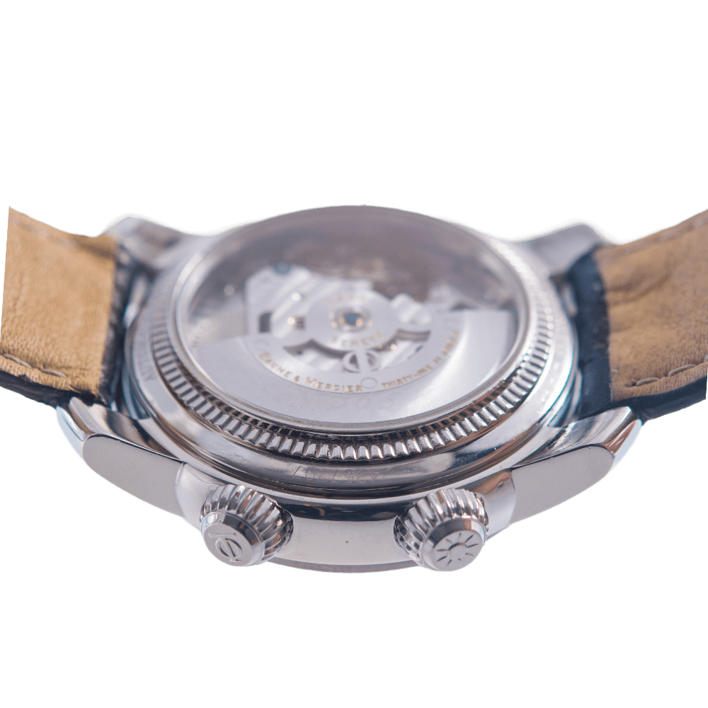 Baume & Mercier Capeland GMT Herrenuhr in Edelstahl mit Automatikwerk unter Sichtboden.