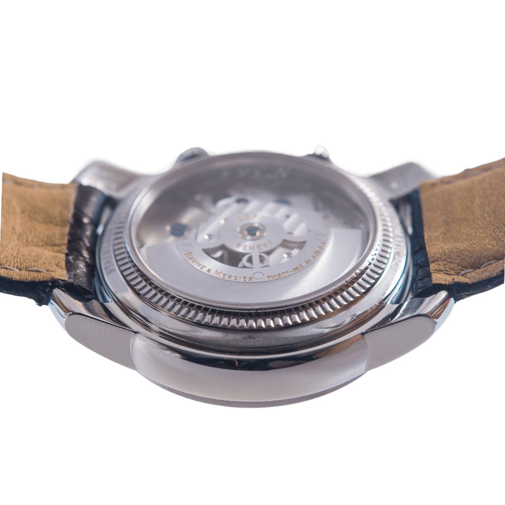 Baume & Mercier Capeland GMT Herrenuhr in Edelstahl mit Automatikwerk unter Sichtboden.