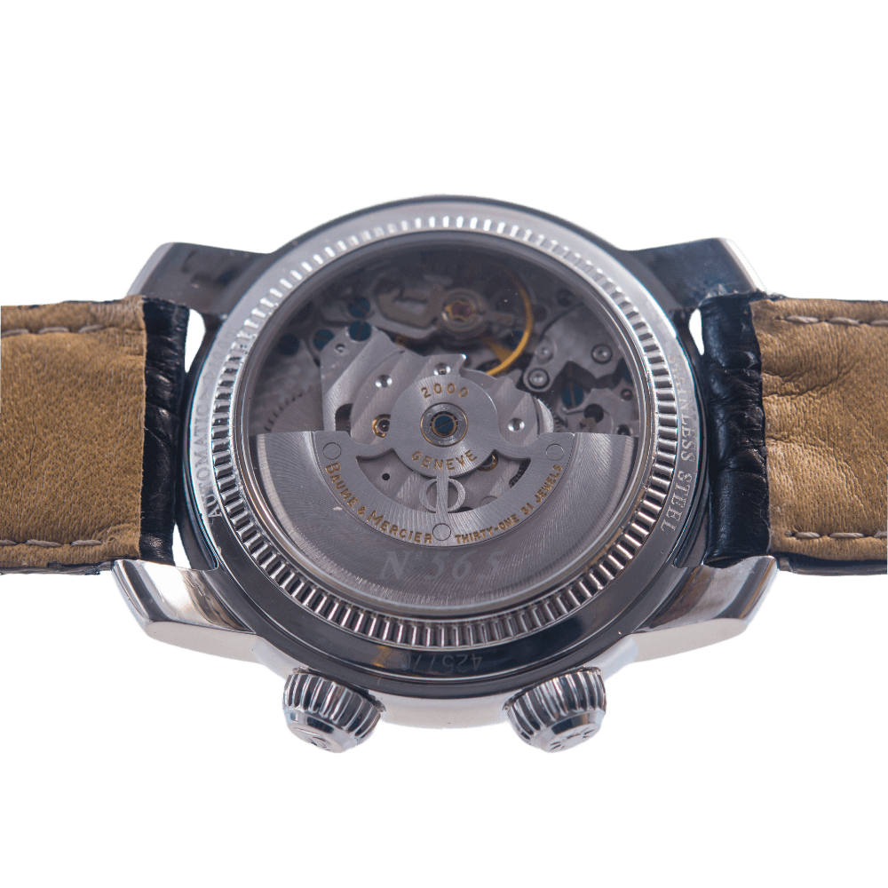 Baume & Mercier Capeland GMT Herrenuhr in Edelstahl mit Automatikwerk unter Sichtboden.
