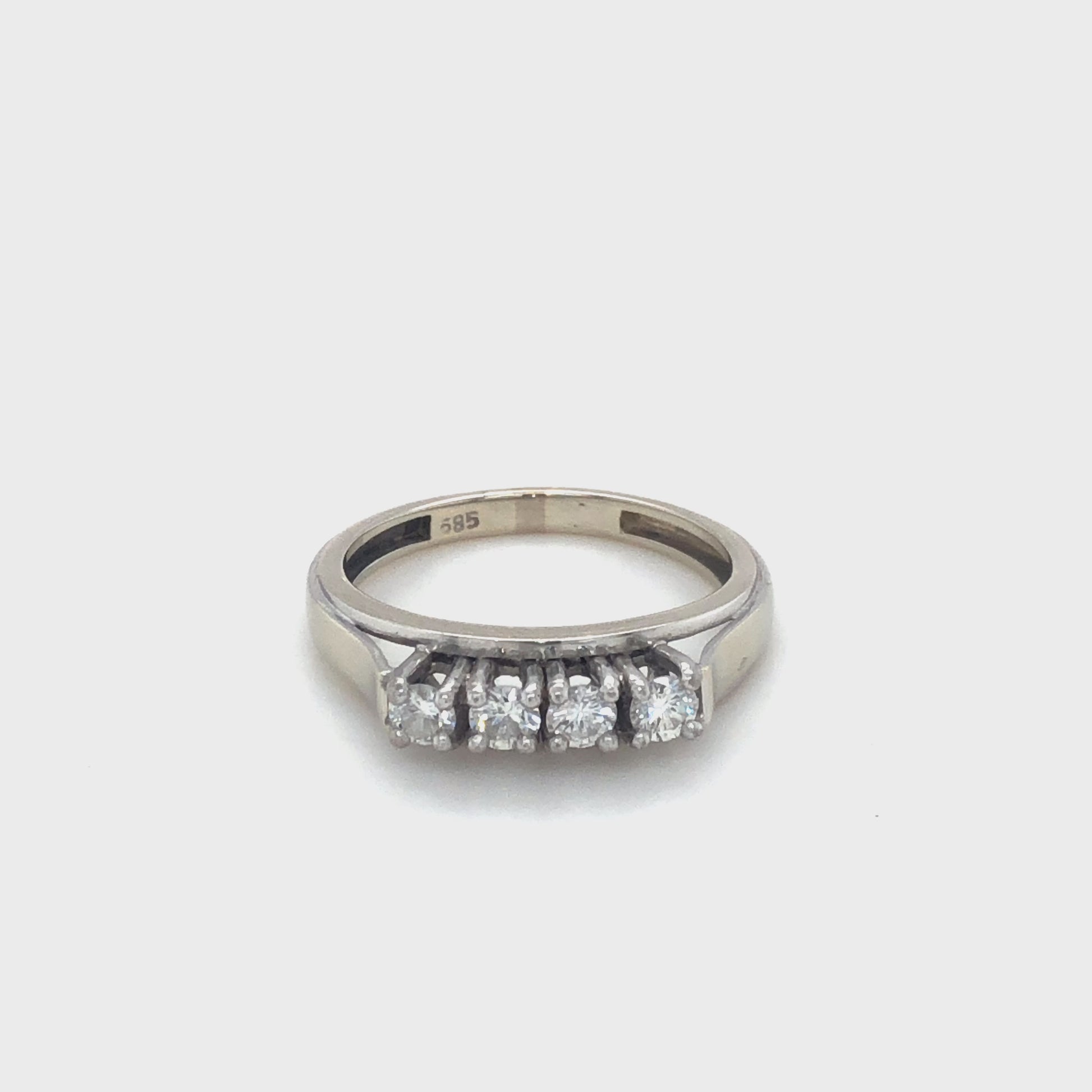 Ring in 585 Weißgold mit vier Brillanten