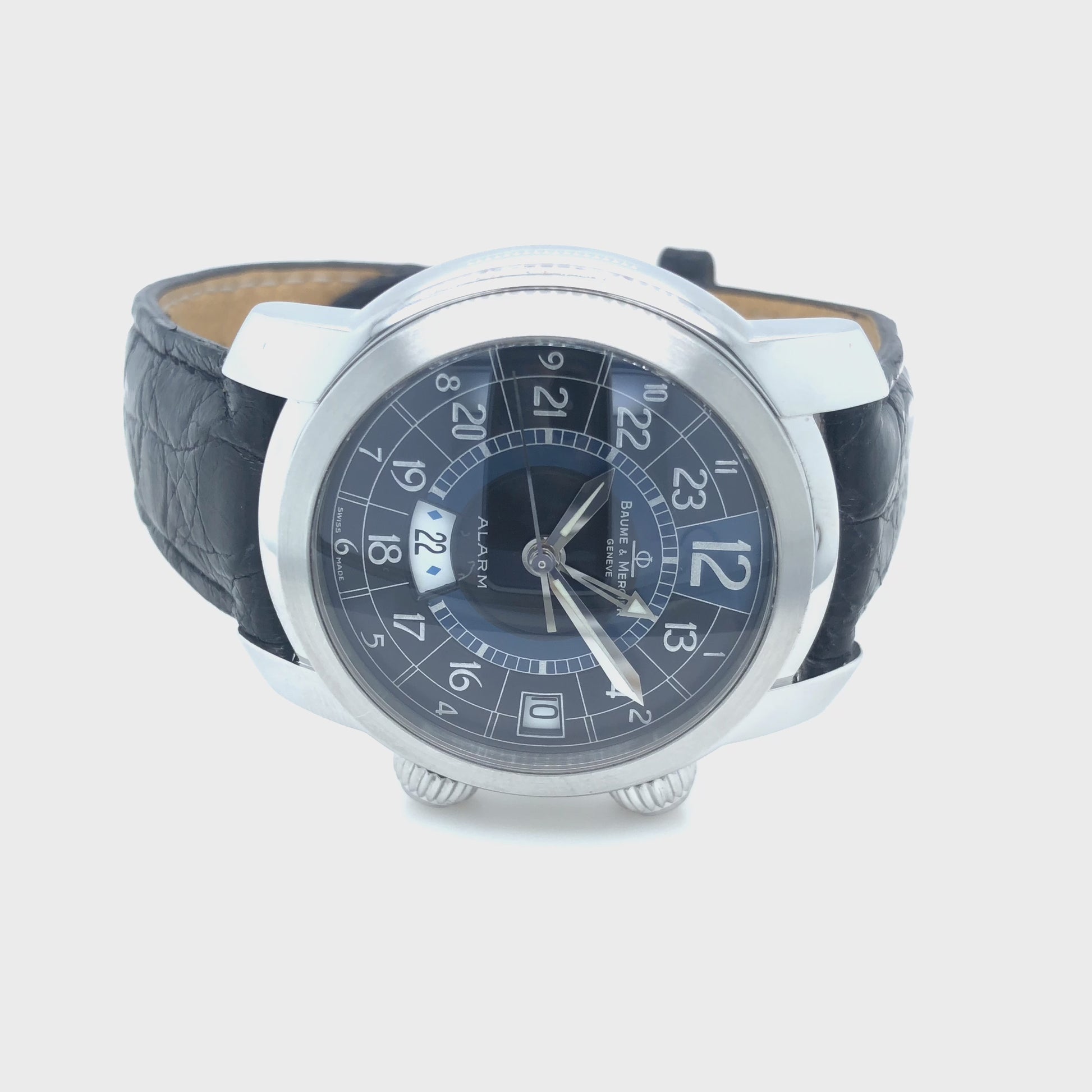 Baume & Mercier Capeland GMT Herrenuhr in Edelstahl mit Automatikwerk unter Sichtboden.
