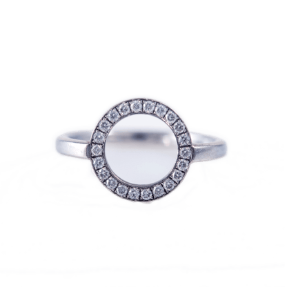 Ring in Platin mit 22 kleinen Brillanten zus. ca. 0,40ct TW-W/vsi-si.