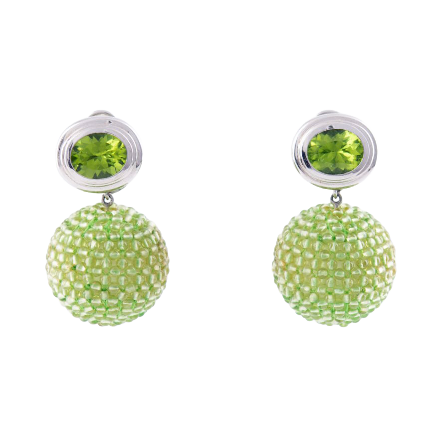 Clip-Ohrstecker (Paar) in 750 Weißgold
mit je einem facettierten Peridot sowie
kleinen Peridot-Kugeln