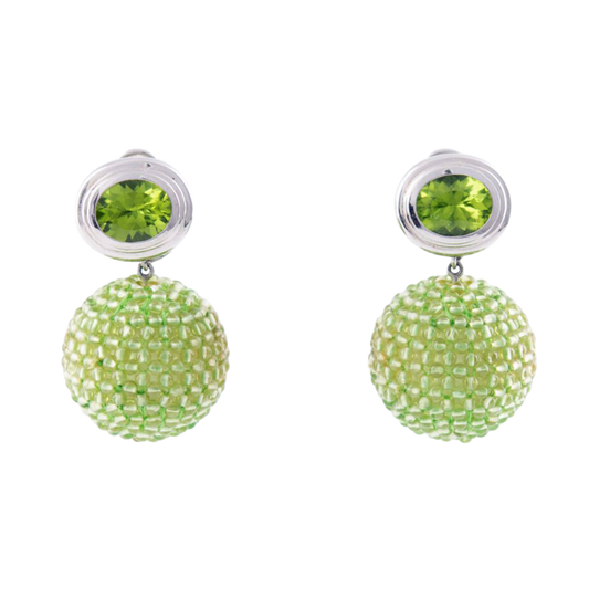 Clip-Ohrstecker (Paar) in 750 Weißgold
mit je einem facettierten Peridot sowie
kleinen Peridot-Kugeln