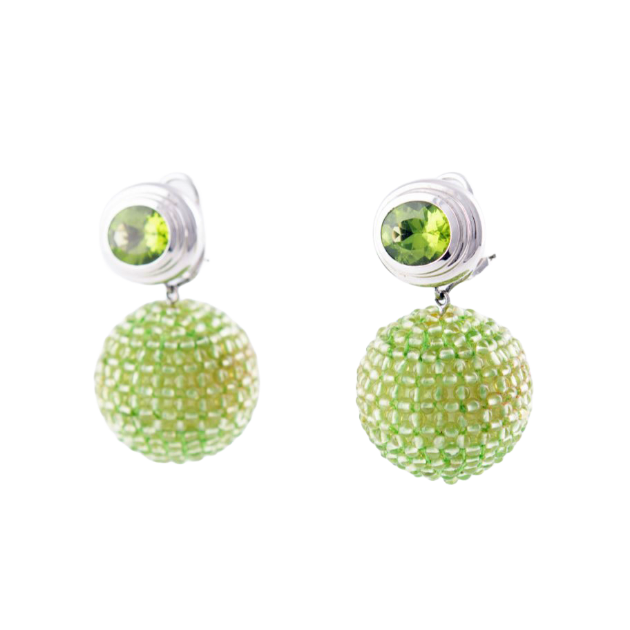 Clip-Ohrstecker (Paar) in 750 Weißgold
mit je einem facettierten Peridot sowie
kleinen Peridot-Kugeln