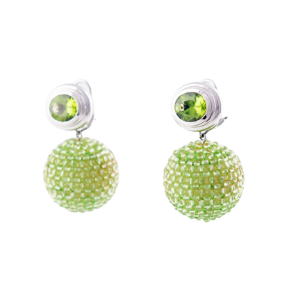 Clip-Ohrstecker (Paar) in 750 Weißgold
mit je einem facettierten Peridot sowie
kleinen Peridot-Kugeln