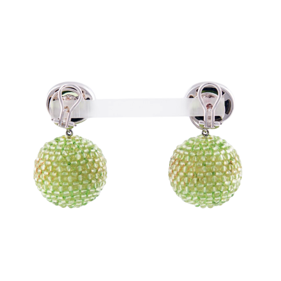 Clip-Ohrstecker (Paar) in 750 Weißgold
mit je einem facettierten Peridot sowie
kleinen Peridot-Kugeln