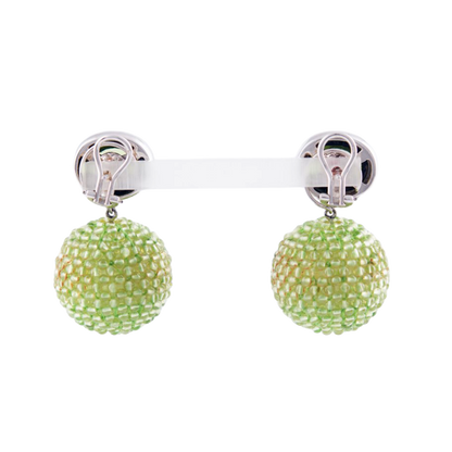Clip-Ohrstecker (Paar) in 750 Weißgold
mit je einem facettierten Peridot sowie
kleinen Peridot-Kugeln
