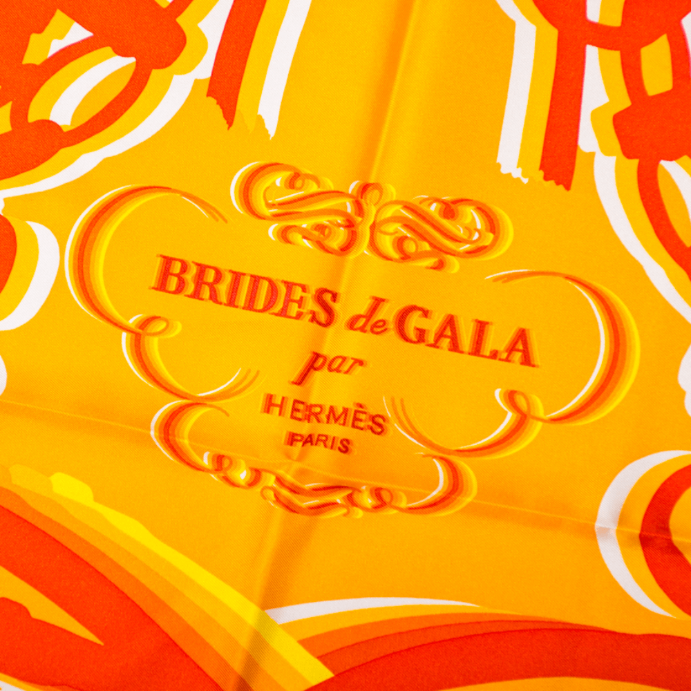Hermès Carré 90 Brides de Gala Shadow in der Farbe Orange