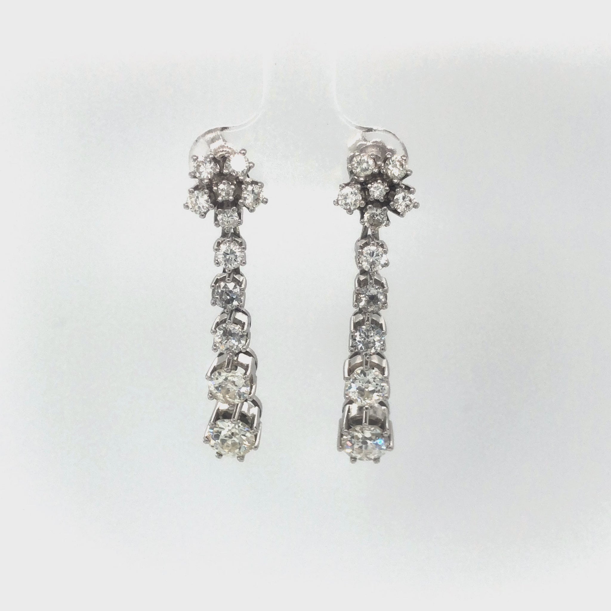 Paar Ohrhänger in 750 Weißgold mit je elf Diamanten in verschiedenen Schliffformen