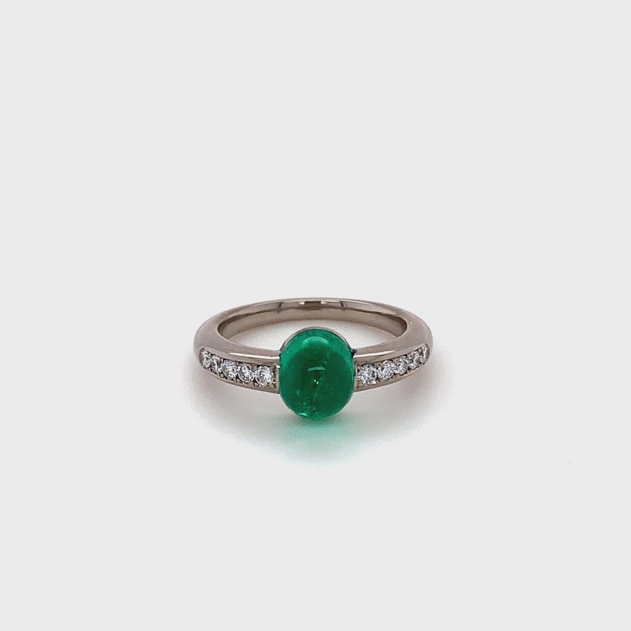 Ring in 750 Weißgold poliert mit einem Smaragd-Cabocho